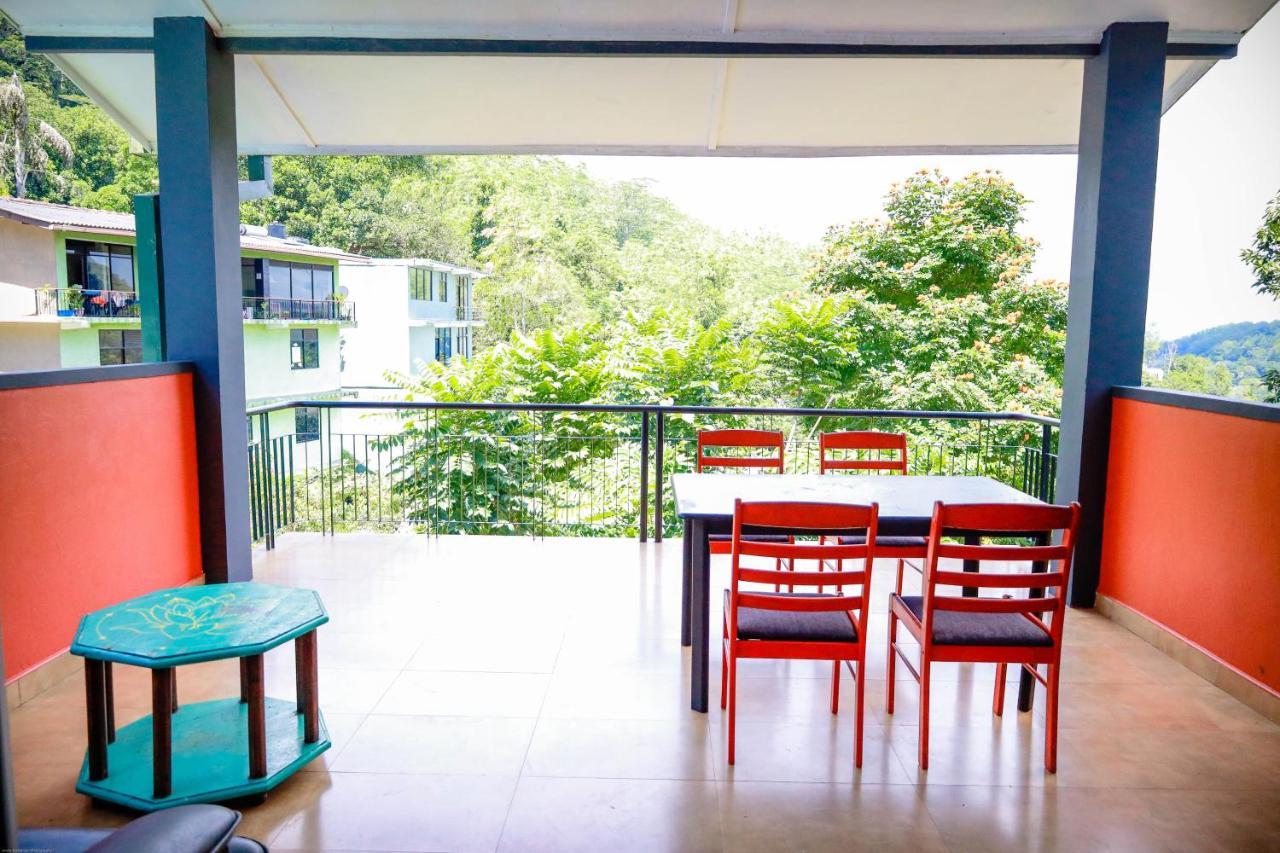 Funk Bunk Tourist Inn Kandy Exterior foto